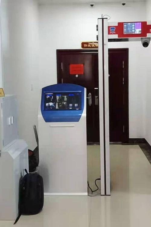 老年机泄密风险与安检防护 手机探测门如何筑起安全防线